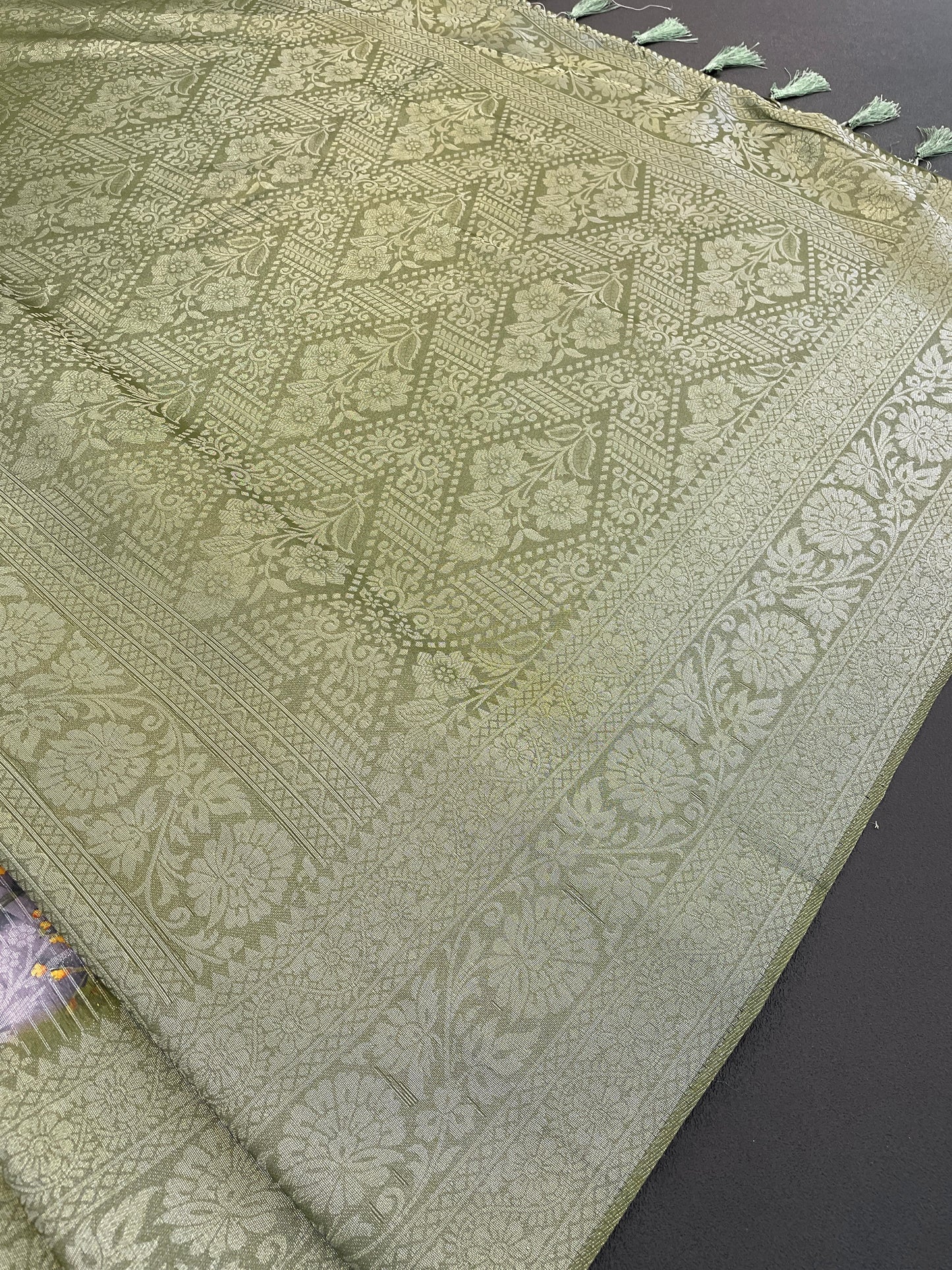 Sparkle Pankhuri Polyester Saree – Radiant Charm and Lasting Comfort